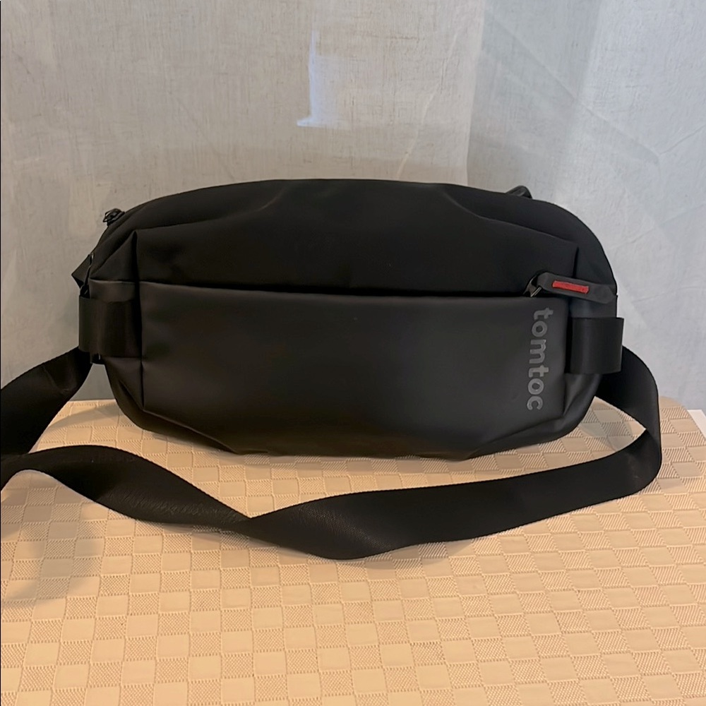 Tomtoc sling bag
